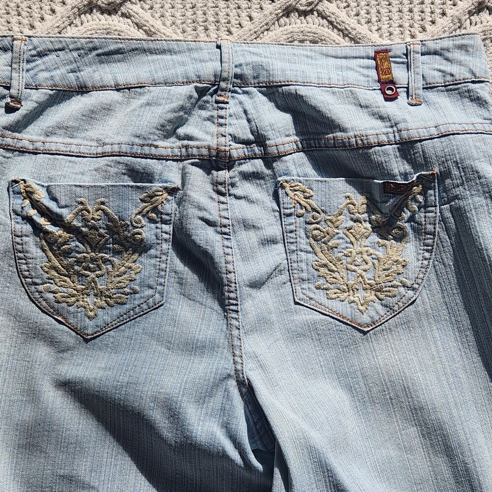 Y2K Vintage Zana Di Embroidered Light Wash Capris Size 18